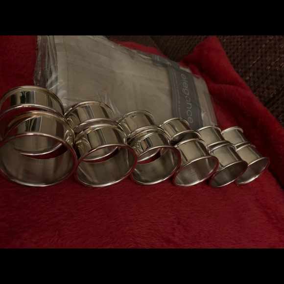12 Elegance Napkins and 12 Silver plated Napkin Rings - Picture 2 of 7